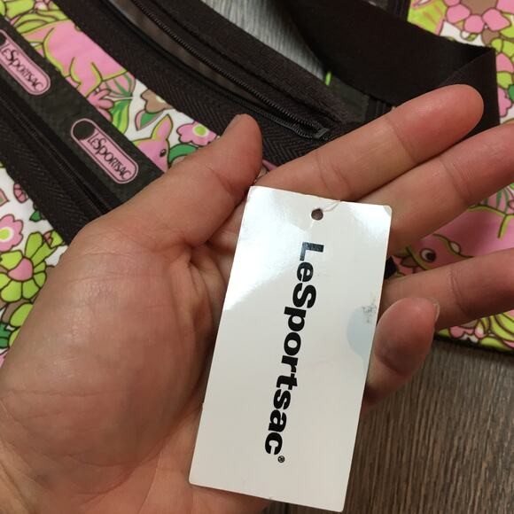 NWT Lesportsac Deluxe Everyday Bag Wrapped White Jungle Animals - Picture 5 of 8